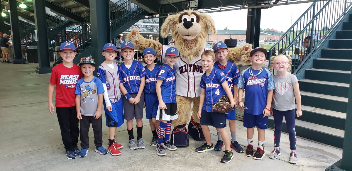 Prodigy12U's tweet photo. Had a fun night at the Saltdogs game watching Derek throw a first pitch! The boys enjoyed getting autographs, running around, playing, and just hanging out. What a great way to kick off the season! 💙⚾️ #GoProdigyLegends10u https://t.co/zatNpRYERW