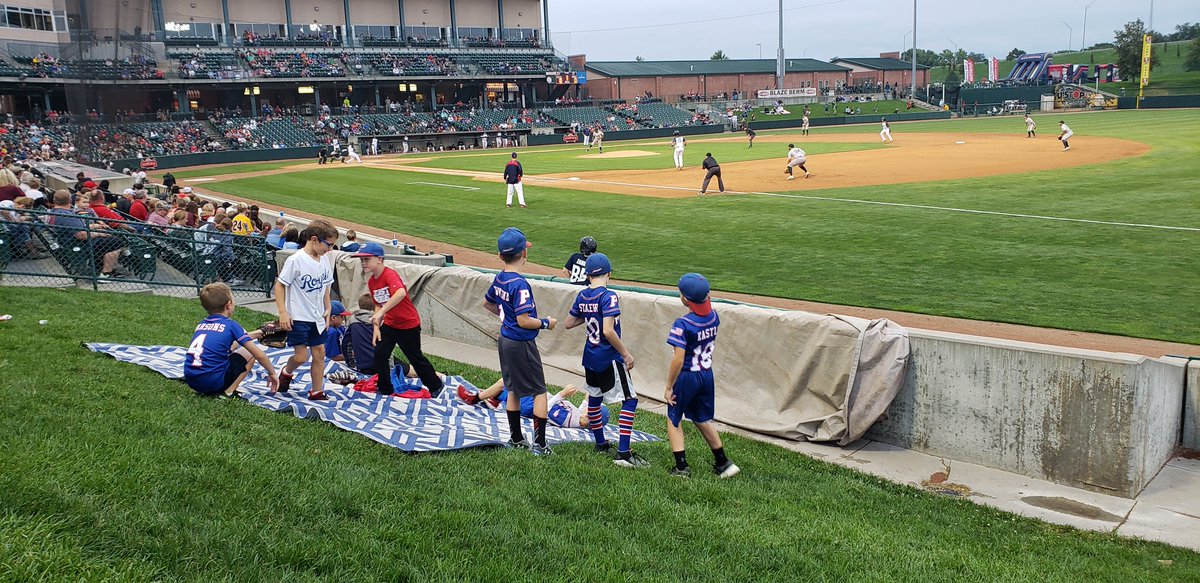 Prodigy12U's tweet photo. Had a fun night at the Saltdogs game watching Derek throw a first pitch! The boys enjoyed getting autographs, running around, playing, and just hanging out. What a great way to kick off the season! 💙⚾️ #GoProdigyLegends10u https://t.co/zatNpRYERW