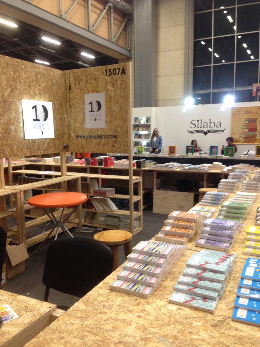 Luna_Libros's tweet photo. Nos alegra que el aniversario de @Silabaeditores es el mismo día del nuestro: 25 de agosto. Hace un año, celebramos nuestros primeros 10 años y hoy nos unimos a la década de una editorial amiga, vecina en #FILBo2019. #LeoIndependiente https://t.co/ogLjQrHEfI