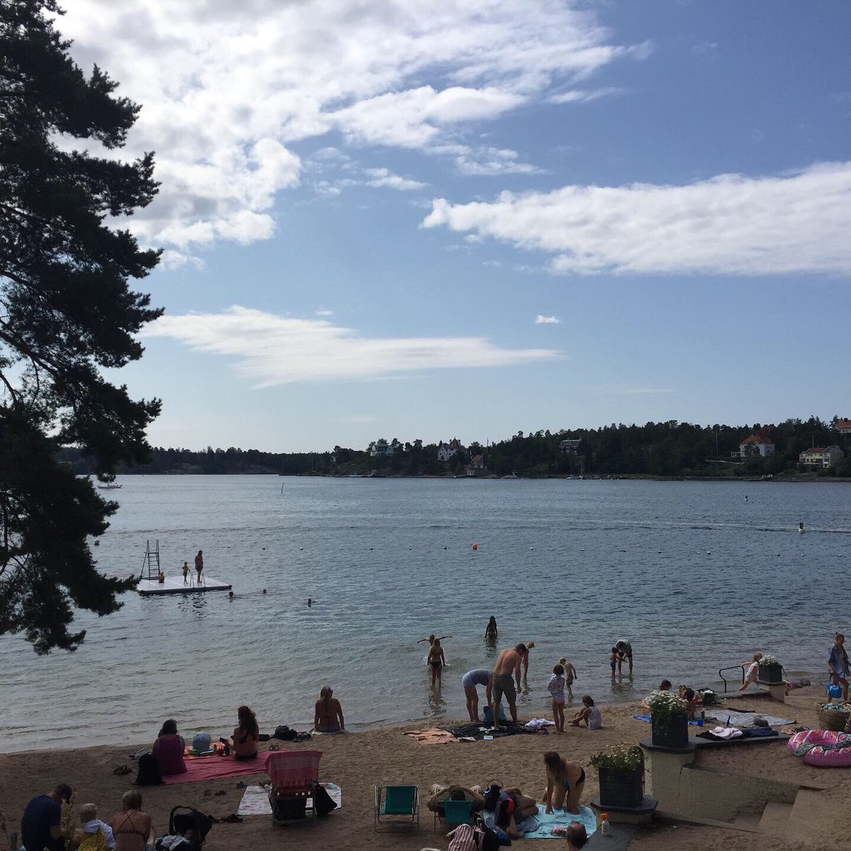 MaaikedV's tweet photo. “Het is weer voorbij die mooie zomer.” 

Genoten dit jaar. Stockholm en Haren. Zon, zee, zwemmen, klussen, beetje sporten, lekker eten etc. https://t.co/xAM2dKNrvj