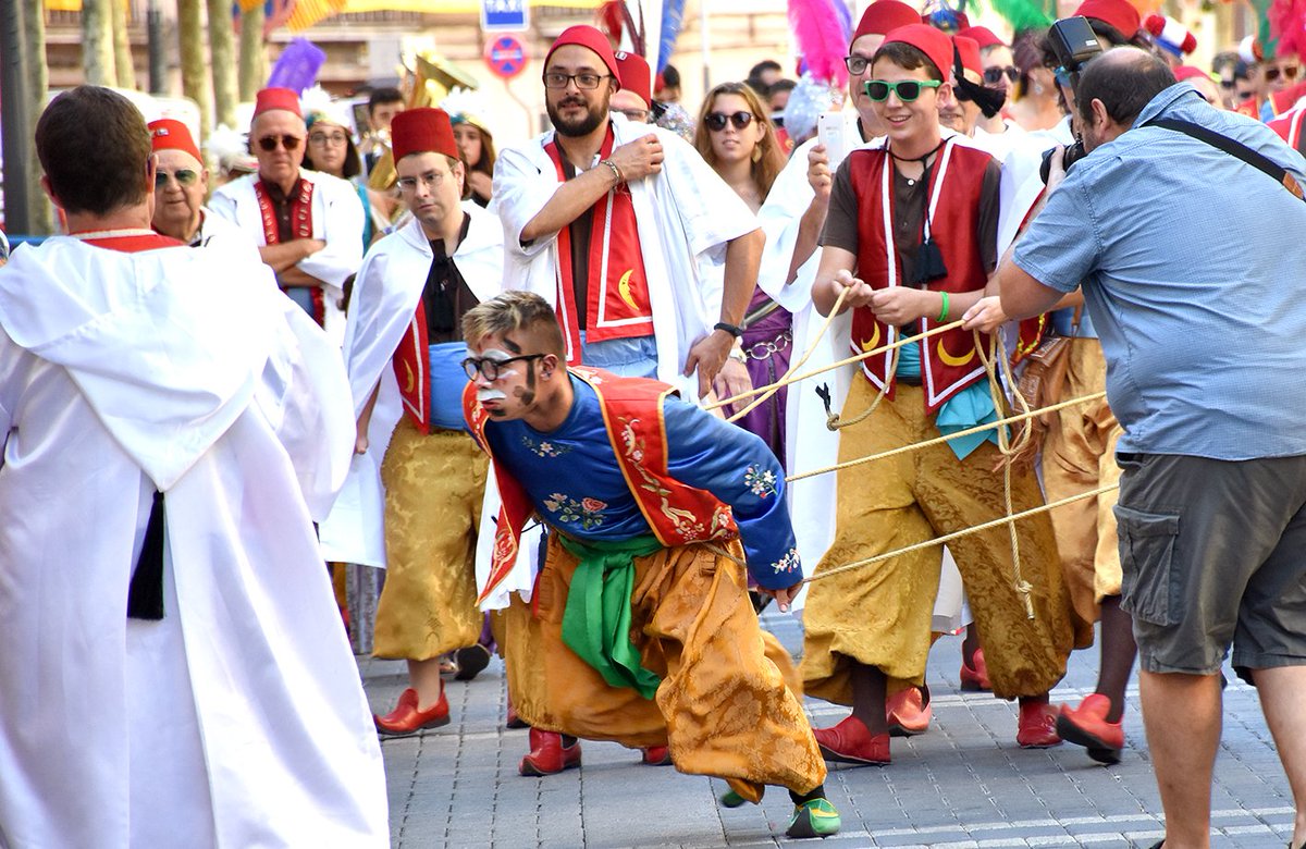 JijonaTurismo's tweet photo. ¿Y qué hacemos mañana lunes? Pues venir a #XixonaEnFestes que se celebra el acto del juicio al moro traidor y es la mejor manera de empezar la semana si estás en @costablancaorg https://t.co/fQZvOSeLXN