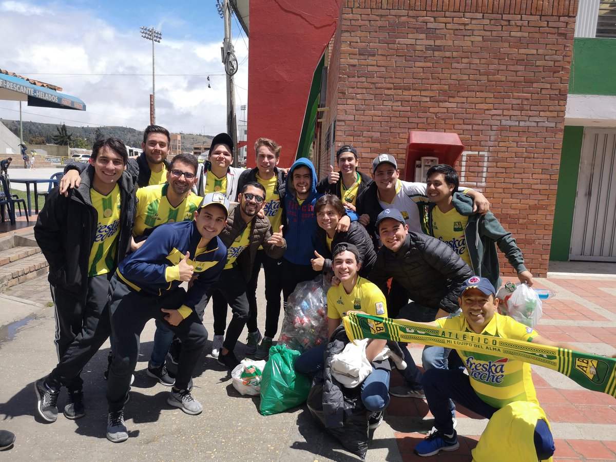 Los hinchas del @ABucaramanga atendieron el llamado de @patriotasboySA y trajeron decenas de botellas plásticas para confirmar que #PatriotasRecicla en cualquier parte del país, esto es lo que se vive #AEstaHora en el estadio La Independencia de Tunja.