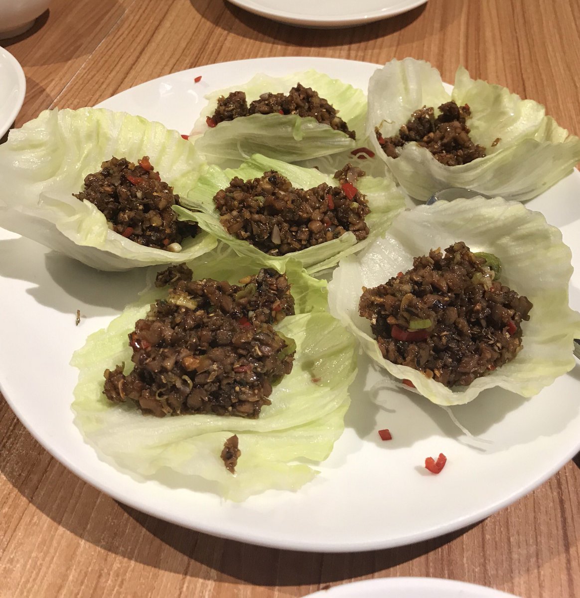 Utti23967103's tweet photo. 北京ダックの身の部分はやっぱ、レタス包みで食べるのがベストだな https://t.co/xJLLjxgSSu