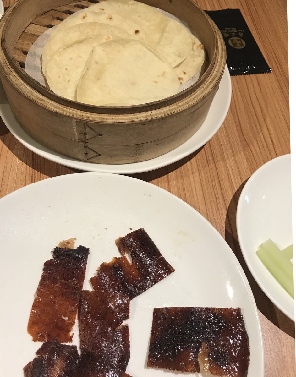 Utti23967103's tweet photo. 北京ダックの身の部分はやっぱ、レタス包みで食べるのがベストだな https://t.co/xJLLjxgSSu