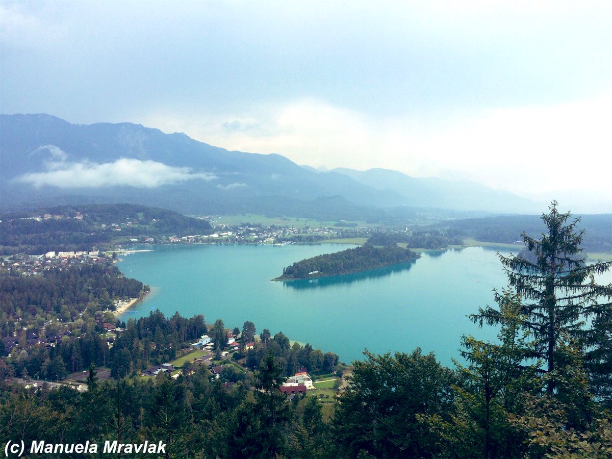 ManuelaMravlak's tweet photo. Here we were in the city called Finkenstein on the way, at a café, which probably has the best overview of the beautiful lake Faakersee. This view left me more than amazed ...~ MMyLife #Photos #Finkenstein #LakeFaakersee #Carinthia #Austria 🇦🇹 #Nature @ThePhotoHour @StormHour https://t.co/kFsg9CMkpz