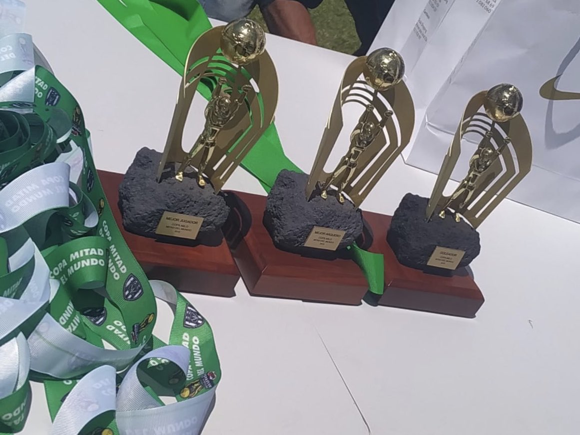 DSportsEC's tweet photo. Se alista la premiación al CAMPEÓN de este torneo Sub 18 que se ha vuelto emblema en el continente. @IDV_EC S18 venció a varios de los mejores clubes. #CopaMDMEnDIRECTV 🏆👏🏼 https://t.co/x9Z7eMubR0