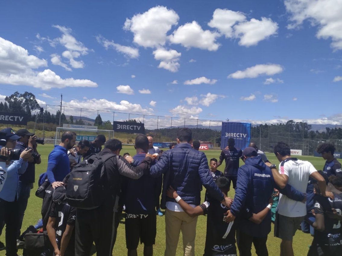 DSportsEC's tweet photo. Se alista la premiación al CAMPEÓN de este torneo Sub 18 que se ha vuelto emblema en el continente. @IDV_EC S18 venció a varios de los mejores clubes. #CopaMDMEnDIRECTV 🏆👏🏼 https://t.co/x9Z7eMubR0