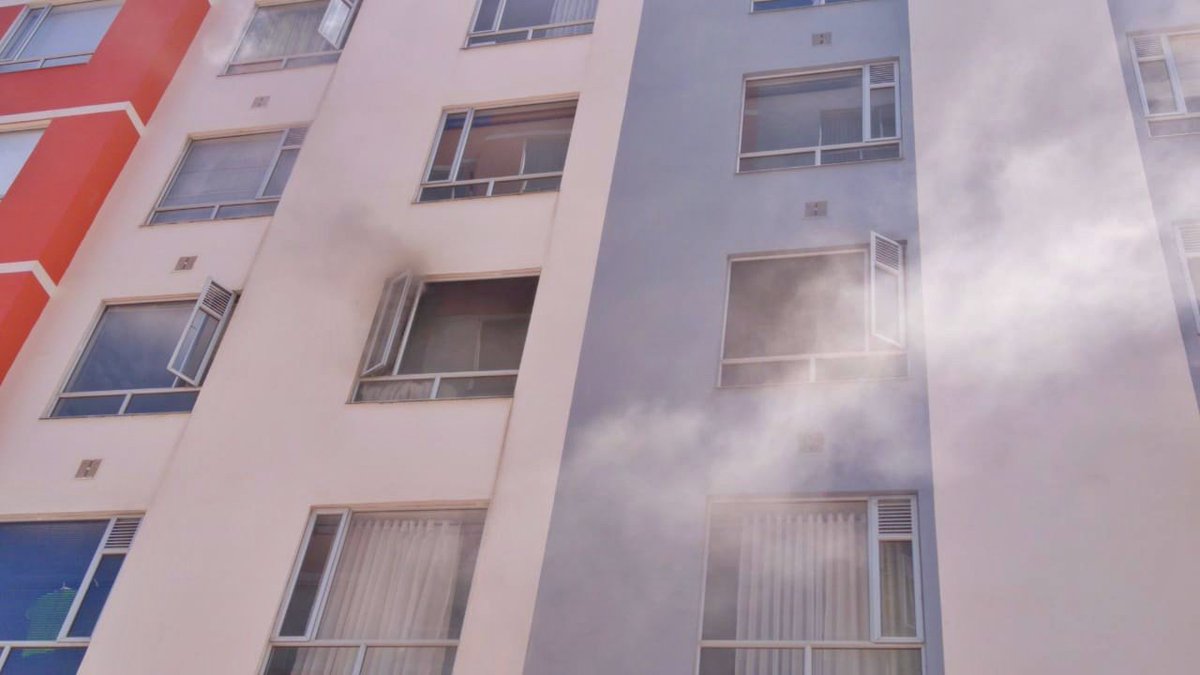 🚨#AestaHora reportan incendio estructural en apartamento del cuarto piso de edificio Eskala en #Tunja.@BomberosTunja realiza entrada forzada para control con 2 móviles, corte de suministro de luz, agua y gas en la edificación y evacuación completa de conjunto.