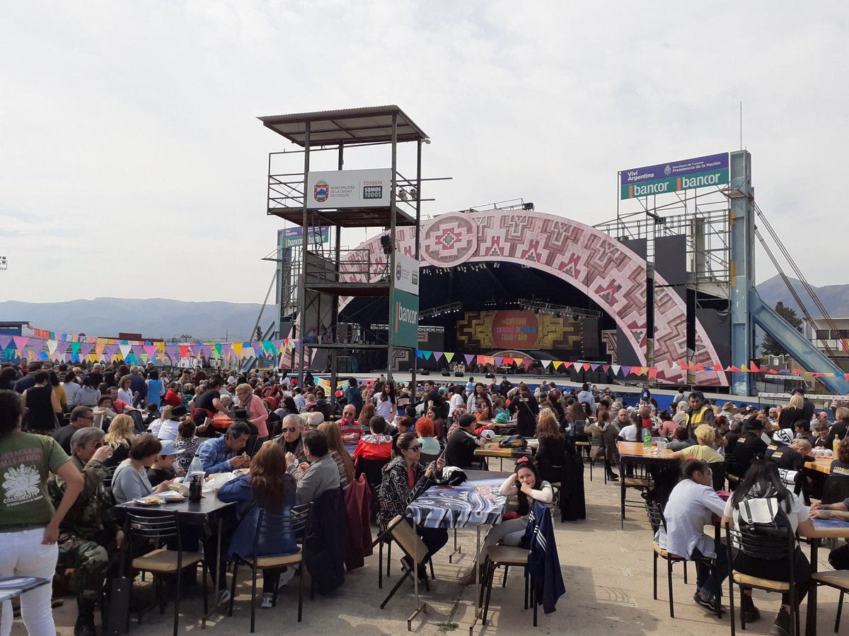 mirandapablovgb's tweet image. En el Valle de #Punilla #Cosquín está de fiesta por el cumple 80 de la ciudad. Gran jornada con númerosos grupos artísticos y el cierre con #SergioGalleguillo #cultura #Folklore