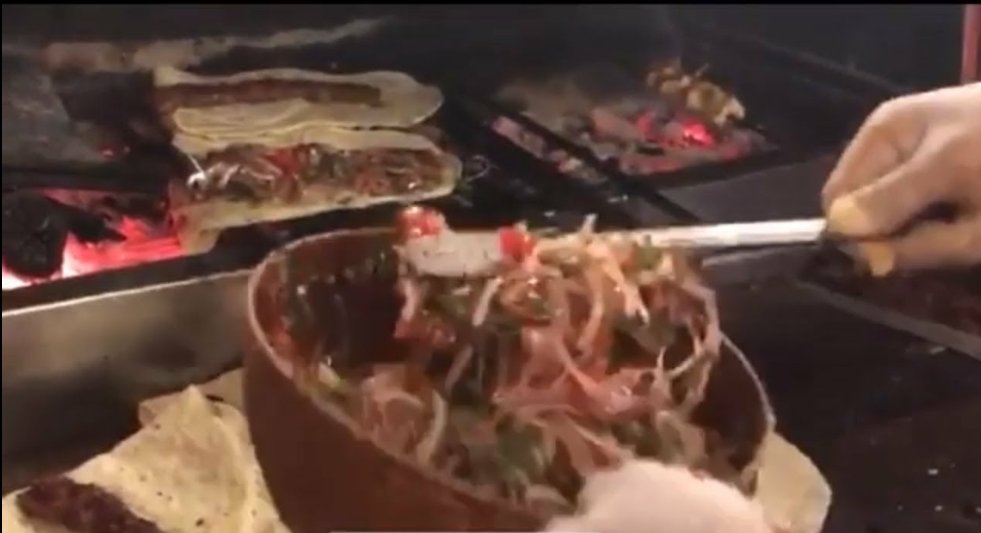 sokaklezzeti35's tweet photo. Dürümcü Mahmut Usta 😍
#dürümcü #dürümcümahmutusta #mahmutusta #adanadürüm #izmir
#sokaklezzetleri #yummy #challenge #adanakebap
https://t.co/fBgrdM7j0v https://t.co/zrlkEO2zMo