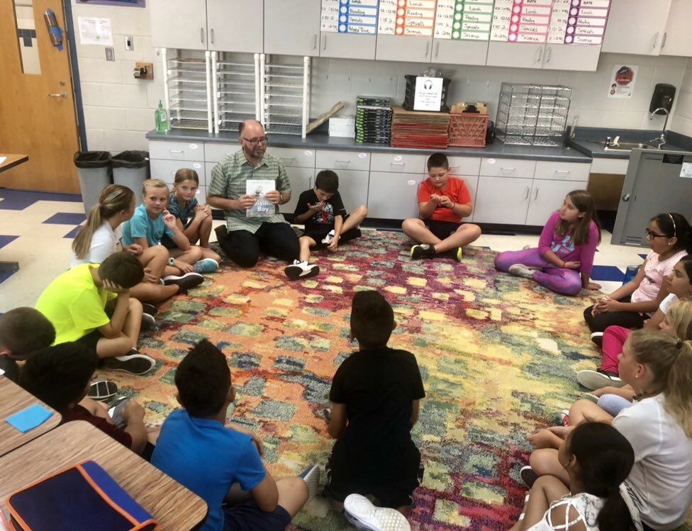 SnazzyTieGuy's tweet photo. A spirited opening week to get reunited with our @CRESCubs students — and to welcome and get to know our newest Cubs! 🐻 #CubRunFun https://t.co/AarMdd5YiY