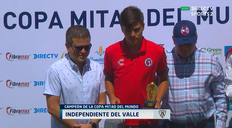 DSportsEC's tweet photo. Edson Ayón, de @Xolos, es el GOLEADOR DEL TORNEO. El Gerente de Deportes y Programación de DIRECTV, José Antonio Cárdenas, entrega el Premio. #CopaMDMEnDIRECTV https://t.co/aJSw7rkY7Z