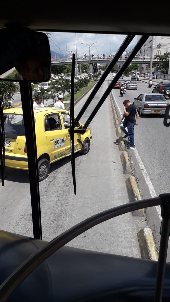 #AEstaHora | Oyentes de Caracol Radio reportan accidente entre un bus de @Metrolinea y un taxi quien invadió el carril exclusivo en el sector del puente de Cañaveral. Los heridos fueron trasladados a un hospital.
