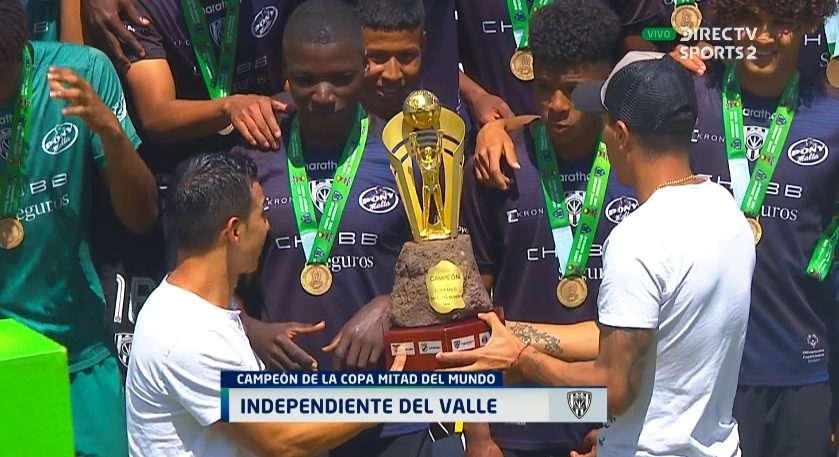 DSportsEC's tweet photo. Efrén Mera y Fernando León hacen la entrega del Trofeo a los chicos de @IDV_EC S18. ¡Salud Campeones! 🏆👏🏼🎉 La copa se quedó en casa. #CopaMDMEnDIRECTV https://t.co/4Rjr8Z02Jg