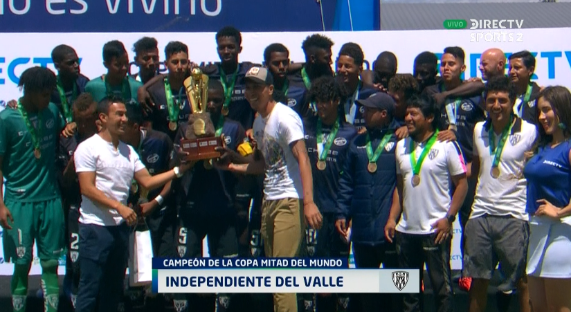 DSportsEC's tweet photo. Efrén Mera y Fernando León hacen la entrega del Trofeo a los chicos de @IDV_EC S18. ¡Salud Campeones! 🏆👏🏼🎉 La copa se quedó en casa. #CopaMDMEnDIRECTV https://t.co/4Rjr8Z02Jg