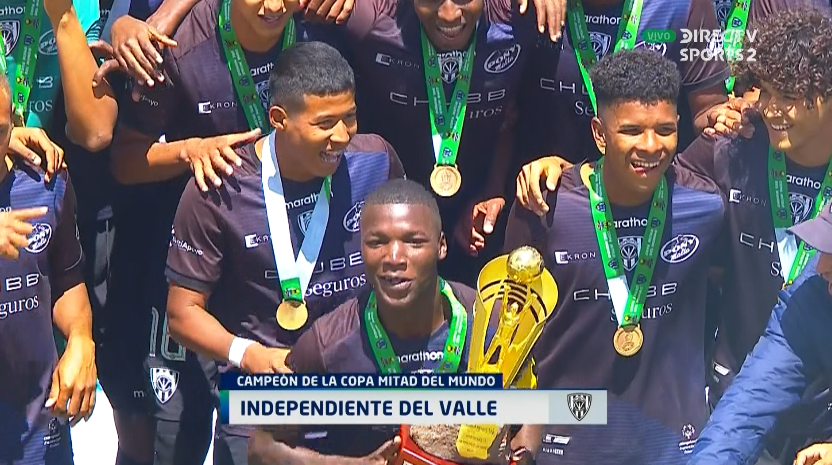 DSportsEC's tweet photo. Efrén Mera y Fernando León hacen la entrega del Trofeo a los chicos de @IDV_EC S18. ¡Salud Campeones! 🏆👏🏼🎉 La copa se quedó en casa. #CopaMDMEnDIRECTV https://t.co/4Rjr8Z02Jg