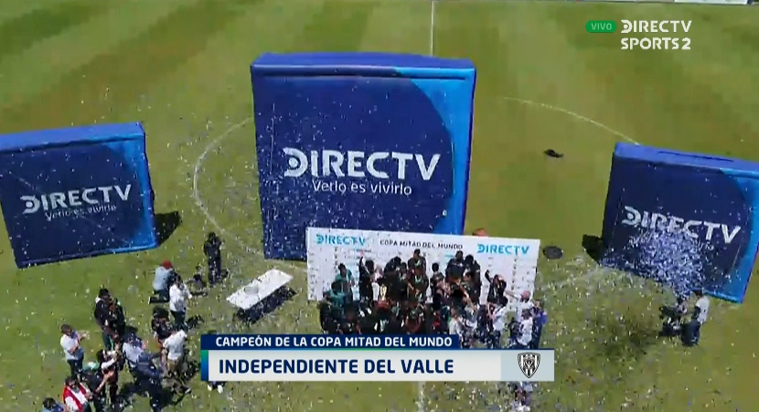 DSportsEC's tweet photo. Efrén Mera y Fernando León hacen la entrega del Trofeo a los chicos de @IDV_EC S18. ¡Salud Campeones! 🏆👏🏼🎉 La copa se quedó en casa. #CopaMDMEnDIRECTV https://t.co/4Rjr8Z02Jg