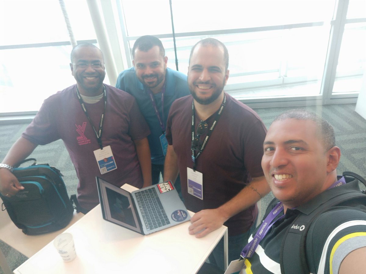 arlessantana's tweet photo. Aula de #service_mesh com o mestre @duboc e com os amigos @philps e @diegodco #vmware #VMworld2019 #vexpert #vcommunity https://t.co/fzKo0nbcFH