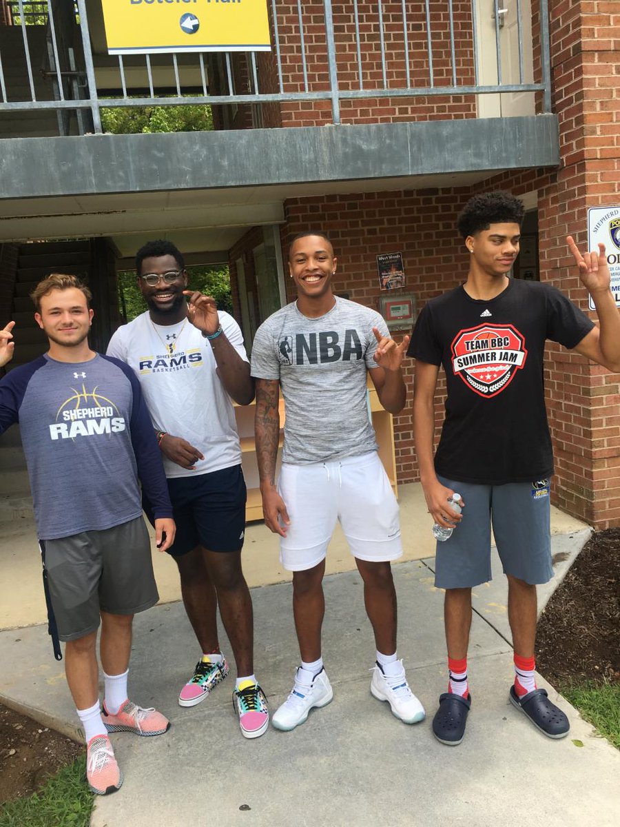 SURamsOfficial's tweet photo. Check out some pictures of our AWESOME student-athletes helping their fellow Rams get settled in on campus for a brand new year! #GoRams https://t.co/02MDmG3Ukf
