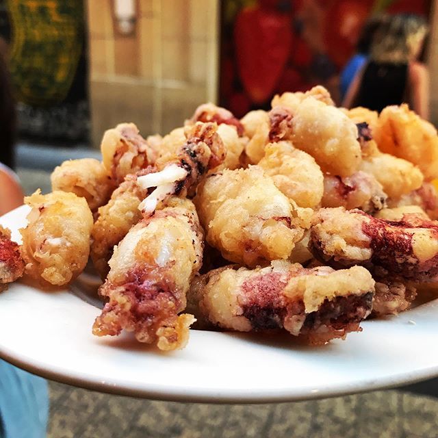 Les petits chipirons frits du <a href="/bartxepetxa/">bartxepetxa</a> 😍
Une adresse au top dans le quartier de la « vieille ville » à Saint-Sébastien. ift.tt/2Hpew0Q