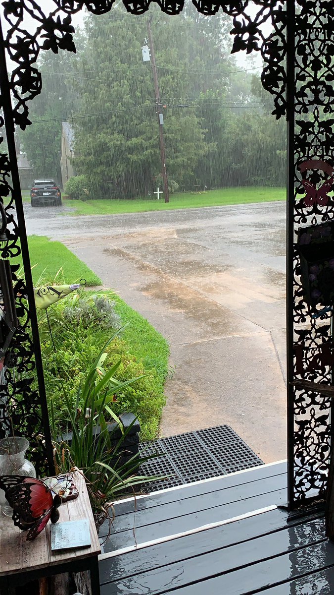 Png7th's tweet photo. Flash flood warning from 1-5 so please stay inside. https://t.co/DNAkC4vLrn