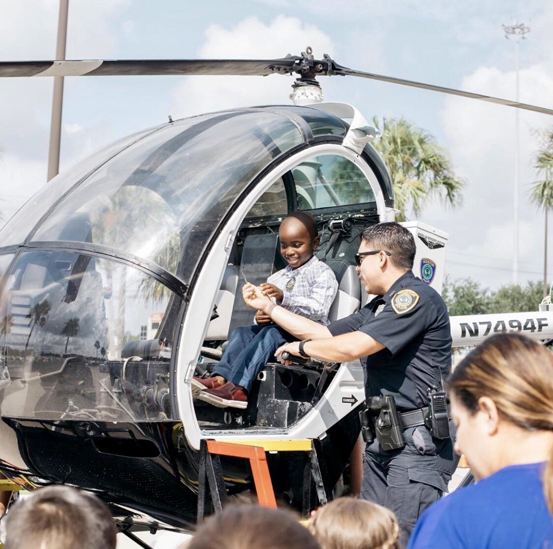 Ofc_RobHPD's tweet photo. Serving the👮🏻‍♂️community at Sunday🙏Service. Thank you SO MUCH to @GraceHoustonTX for honoring the First🚓🚑🚒Responders. #houstonpolice #relationalpolicing #thinblueline #graceloves #gracehouston #wearefamilyatgrace #wearegrace #gracechurch https://t.co/P0Jsqf27sw