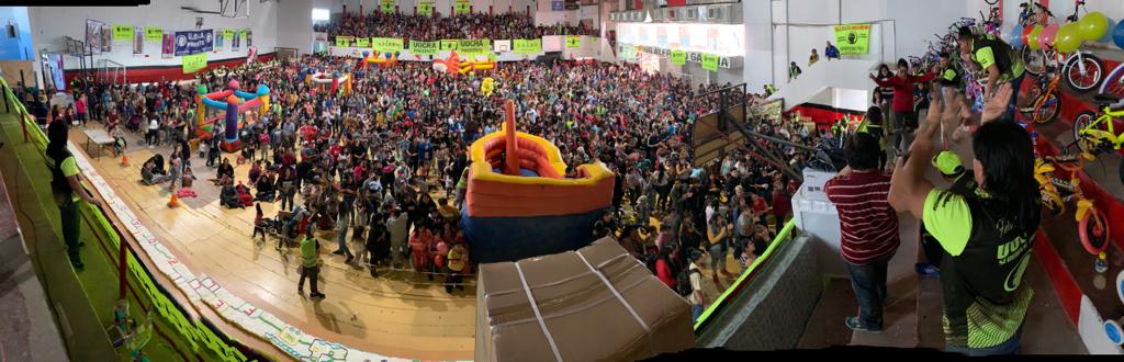 UOCRA_vallech's tweet photo. #DiaDelNiño Gran festejo!!! Juntos los obreros, las familias y el gremio para celebrar la alegría de los más chiquitos!!! Más de 200 bicis, TV, heladera, lavarropas y muchos regalos más para reconocer a las familias en tiempos tan duros! Gracias a quienes colaboraron! #Trelew https://t.co/3CfzSRjRVp