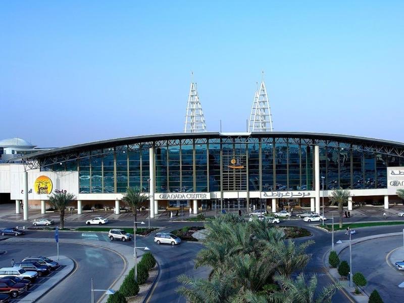 مدينة بحجم مدينة #مكة_المكرمة وبكثافتها السكانية تحتاج وبشكل عاجل إلى أكثر من مول تجاري ضخم يلبي رغبات سكانها وزوارها ، تُعد مدينة مكة ثالث أكبر مدينة في #السعودية بعد مدينتي #الرياض و #جدة من ناحية المساحة والكثافة السكانية بالإضافة إلى استقبالها ملايين الزوار سنويًا .