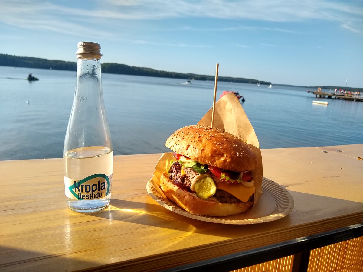 LeksiW's tweet photo. I ordered a double #cheeseburger at a #foodtruck and it was almost the size of my head. I guess #Europe is also #supersizing. They cooked it perfect to order and it filled me up for the whole day for only $8 USD. #poland #polska #charzykowy #burger https://t.co/ROLYVkECuT