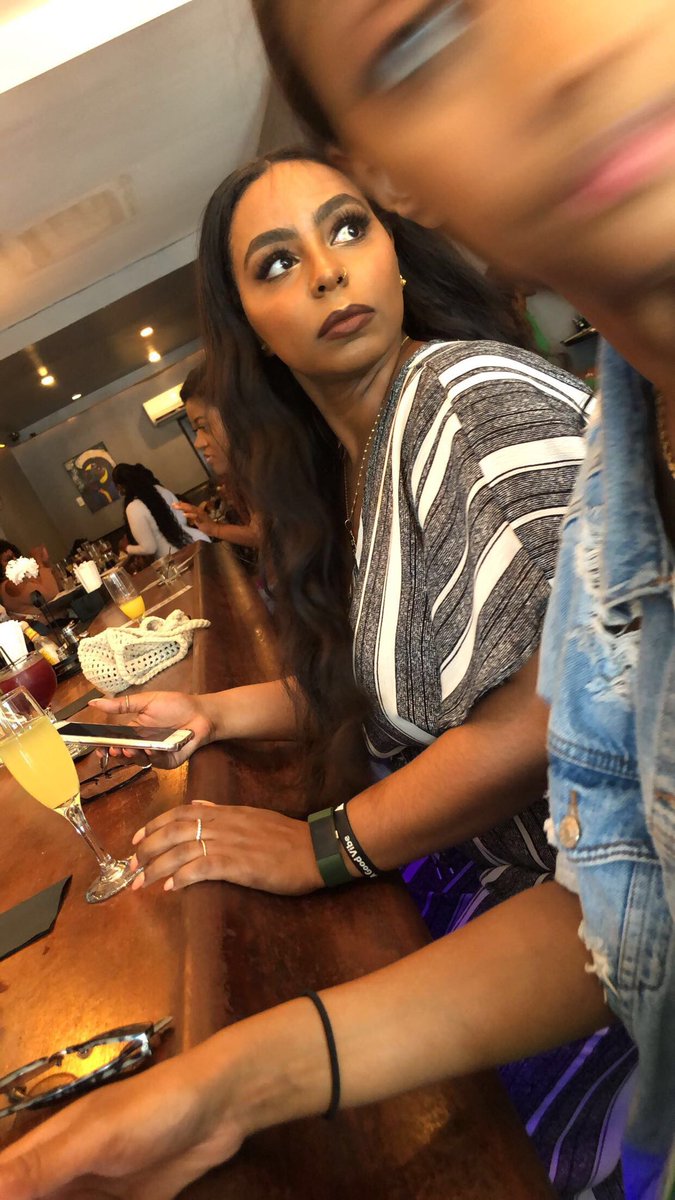 _fetle's tweet photo. .candid camera. 📸 a blessed sunday with a .@fentybeauty face
#profiltrmattifyingprimer
#profiltrhydratingfoundation in 385
#profiltrconcealer in 385
#profiltrsettingpowder in #hazelnut
#stunnalippaint in #unveil w/ #glassbomb in #fentyglow ✨ https://t.co/M3qHZiBJoq
