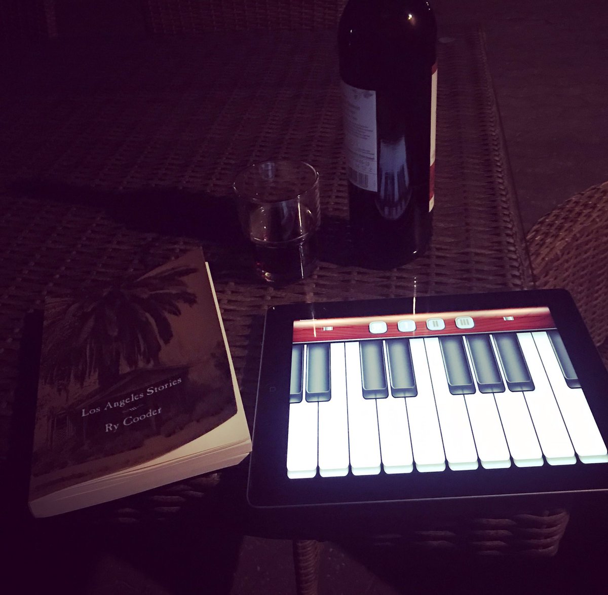 HoboTwang's tweet photo. Emergency Travel Songwriting Setup
#RyCooder #inspiration #OffSchedule #Songwriting #VirtualPiano https://t.co/TqDc99rMWW