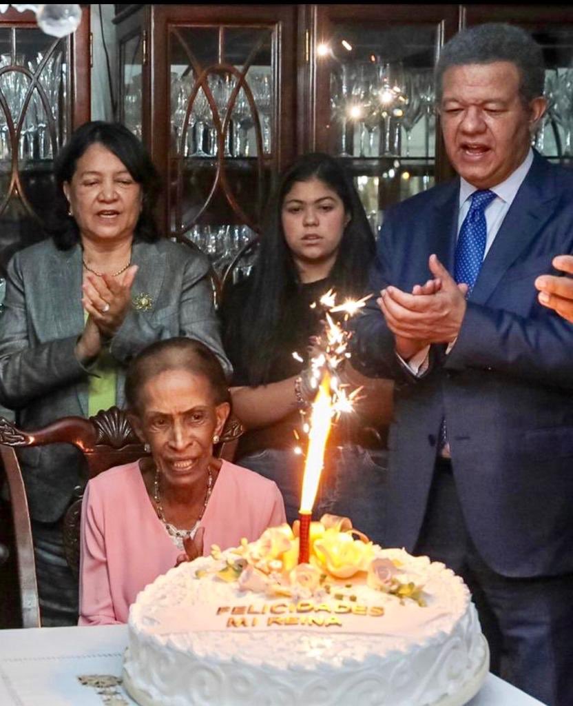 LeonelFernandez's tweet photo. Cada 25 de agosto es una fecha especial para nuestra familia, porque un día como hoy nació mi madre.

En medio de los recorridos, pude visitarla, cantarle y partirle su bizcocho, para felicitar a la reina de los Reyna, doña Yolanda. 

¡Muchas felicidades y abundante salud mamá! https://t.co/hIyBagaivo