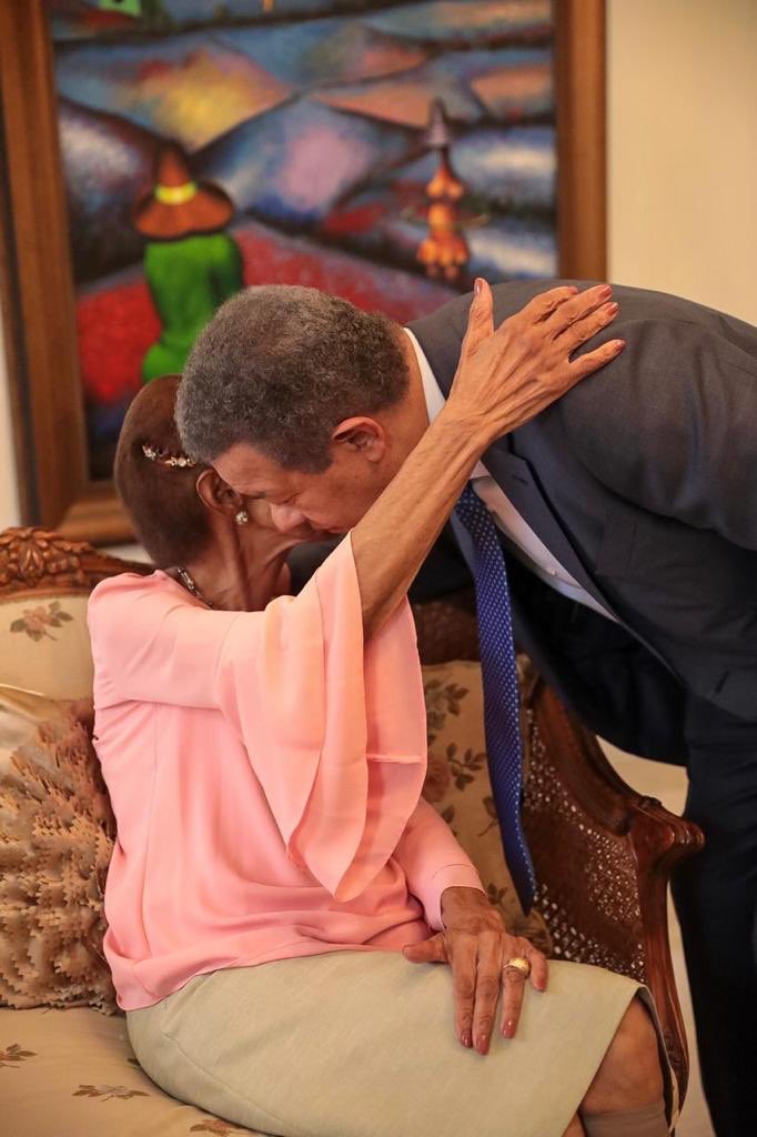 LeonelFernandez's tweet photo. Cada 25 de agosto es una fecha especial para nuestra familia, porque un día como hoy nació mi madre.

En medio de los recorridos, pude visitarla, cantarle y partirle su bizcocho, para felicitar a la reina de los Reyna, doña Yolanda. 

¡Muchas felicidades y abundante salud mamá! https://t.co/hIyBagaivo