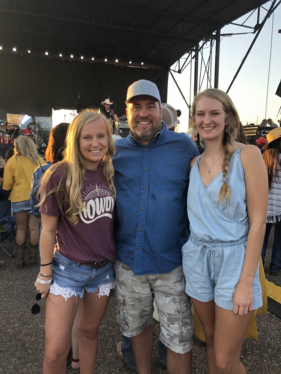 Macbuilt's tweet photo. Fun night out in Ropesville 62/82 fest with my Tech girls! https://t.co/SjCzvQ4n0U