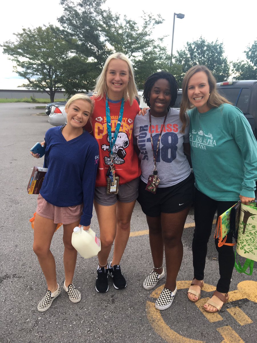 LSHSGirlsTennis's tweet photo. There was an impromptu Tiger gathering at the grocery store parking lot this evening! What a lovely surprise to run into everyone at the same time! https://t.co/1ZRk0WLxyT
