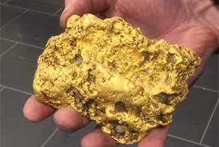 BiarriEmi's tweet photo. #Australian gold #production has reached an all-time record of 321 tonnes in the past financial year. With the gold #price sitting around record territory in AUD terms, the country-wide output is worth close to $23 billion to local #gold #miners: https://t.co/NQsRAPxRsQ https://t.co/zM0RlZLY56