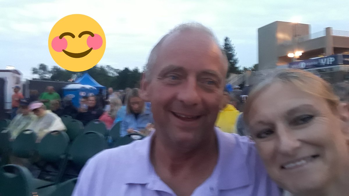 TrueHawkHead's tweet image. #mnstatefair Waiting on one Hot Man-Clint Black
