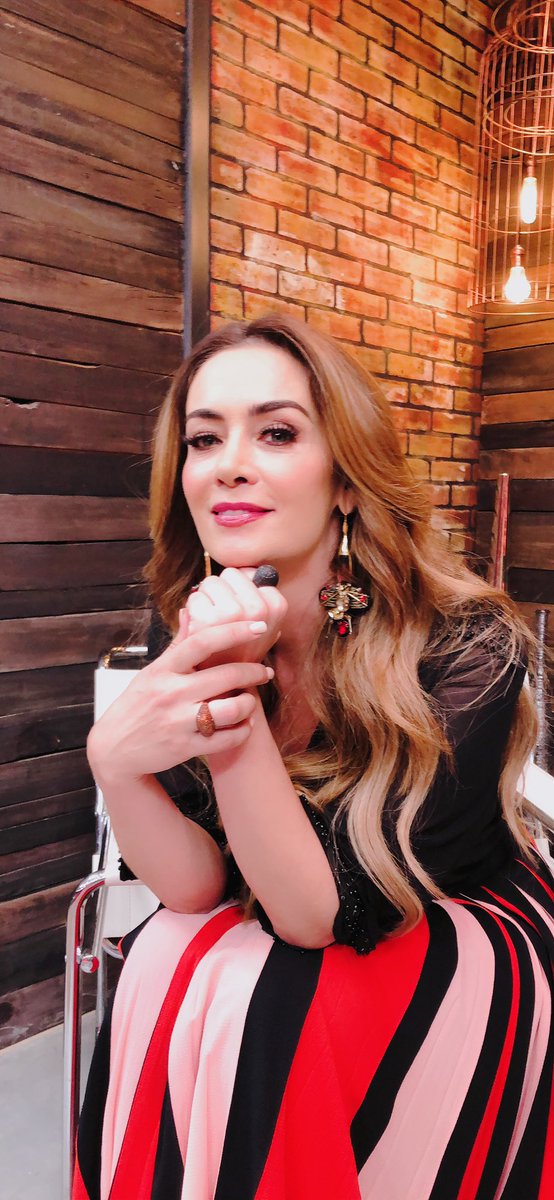 anettemicheltv's tweet photo. Gracias por mi look de hoy @raquelorozcog la blusa y la falda son estupendas;  los aretes son de @kokolet.mx y anillo de @asjewellerymx y a mi equipo stylist @maragonzezh y @moycalder makeup @adriancastillomakeup @garkiki y peinado @iamnikkirey https://t.co/gsrK1Z8TBV