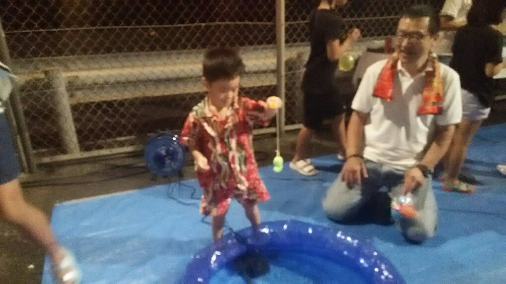 熱海伊豆山温泉観光協会 ｻｻﾞｴ祭り会場で子供広場を開催 皆でﾕｰﾖｰ作り慣れない手つきで頑張りました 25日限定魚釣りｺｰﾅｰでは 小さな僕がたくさん釣ってくれました 最後の一匹を釣上げ 今日の主役は小さな僕 やったね 今日もｻｻﾞｴ祭り 花火大会