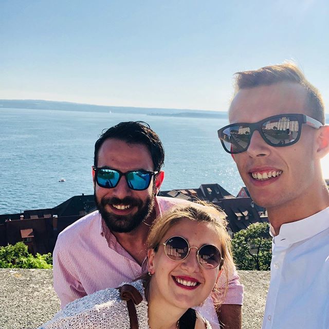 _jo_li_97's tweet photo. Heute haben wir einen Tagestrip nach Meersburg gestartet und es war einfach schön. Meersburg kombiniert mit Wein, dem See und den Bergen ist einfach herrlich.
#meersburg #bodensee #wine #mountain #castle #beautiful #happy #smile #friends #citytrip https://t.co/vpHndQu9W9 https://t.co/QMej9y9o7D