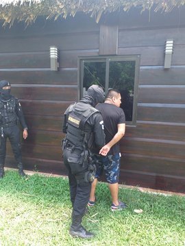 PNCdeGuatemala's tweet photo. #OperacionImperio
Fueron capturados Reyes Baltazar Ramírez Ramírez de 32, presunto cabecilla de la estructura criminal, Rosauro Roheldi Marroquín 30, Fernando Javier Ramírez, 35  sindicados de asociación ilícita, Comercio Tráfico y Almacenamiento Ilícito. https://t.co/7nlGxVexvq