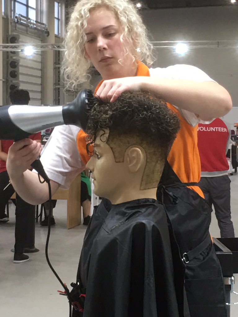 StraqDronrijp's tweet photo. Vol in actie op het hoogste platform in de wereld van kappers. Wat heb je weer een prestatie neergezet. Trots op jou gedrevenheid. Esra van de Meer student van ROC Friese Poort Leeuwarden. @remco_meijerink @rocfriesepoort @OmropNijs https://t.co/nMakojQrgY