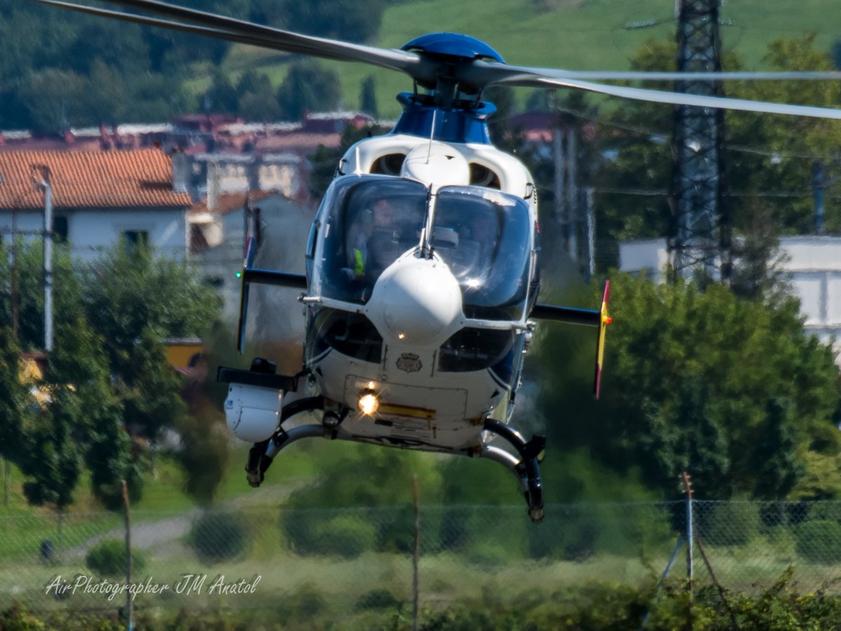 jmanatol's tweet photo. #BuenasNoches
Cuando aterrizas en @DonostiAir #LESO y te das cuentas que están los #spotters
Entonces, frenas y te dejas hacer un #FaceToFace
(o es lo que queremos pensar)
@controladores
@AirbusHeli #EC135P2Plus de @policia en servicio con motivo del #G7Biarritz
#Goodnight https://t.co/lSRIc2lsXX
