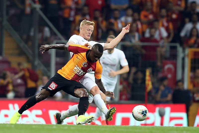 fotomac's tweet photo. Galatasaray puan kaybetti, sosyal medya yıkıldı!

"Seri, Ozan Tufan'ın getir götürünü bile yapamaz" https://t.co/IRVyoroX6F https://t.co/Q67bSpwQ5r