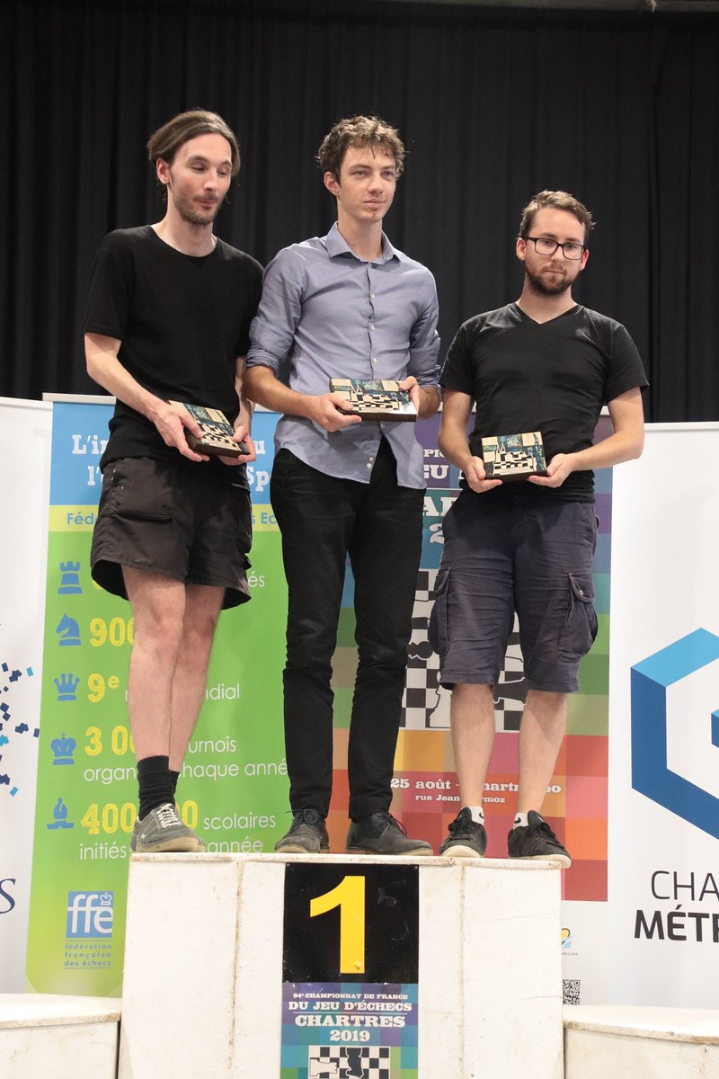 ChampFraEchecs's tweet photo. Championnat de France d'échecs - le podium de l'Open A
🥇 AUMONT Alexandre
🥈 GIRARDON Jerome
🥉 RIVALIN Kenny
#échecs #Chartres2019 https://t.co/9tkfL73cZl