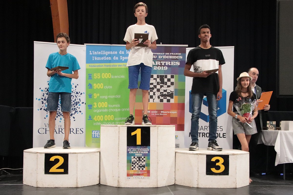 ChampFraEchecs's tweet photo. Championnat de France d'échecs - le podium de l'Open E
🥇 BAZIN Oscar
🥈 COQUELLE Addison
🥉 RAABON Henrick
#échecs #Chartres2019 https://t.co/p6Rs9IOe4s