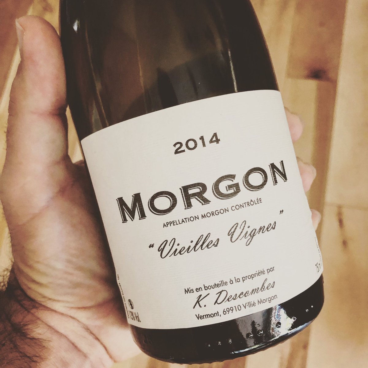 gamay_ca's tweet photo. Superbe Morgon de Kéké Descombes! Typique du cru avec ses notes de cerises et d’épices, long, légèrement acidulé, du bonbon quoi!

@vinsbeaujolais #morgon #beaujolais #kekedescombes #gamay #gamaylover #gogamaygo #gamay_ca https://t.co/wjNrcthQNO