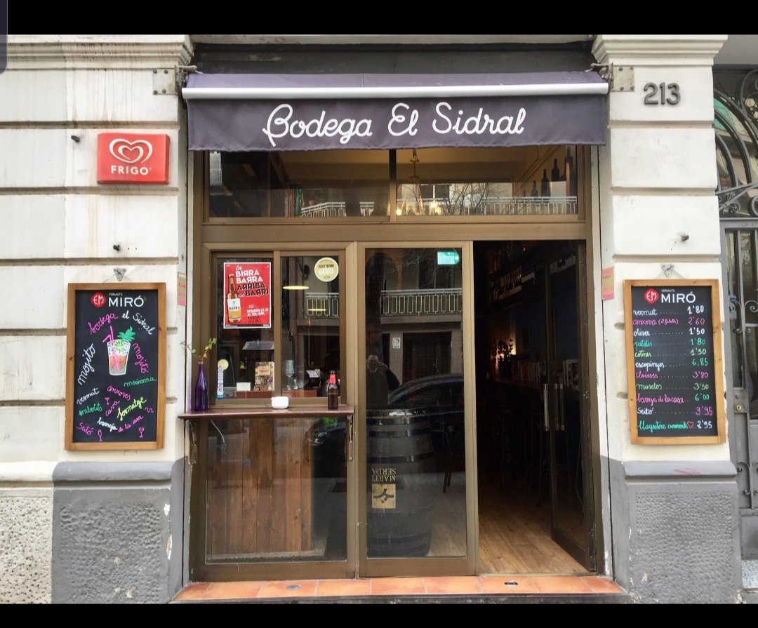 saralidiaester's tweet photo. @Walls77651179 Seguidors meus us vull ensenyar una bodega que no pot desaparèixer, la porta la Núria amb molta ilusió, una bodega de proximitat al barri del Clot amb música i llibres on heu de passar si o sí alguna estona de tant en tant.
La bodega La Sidral I la Núria us esperen 🎶🎤📚🍺🍾 https://t.co/ln7g3UDfbI