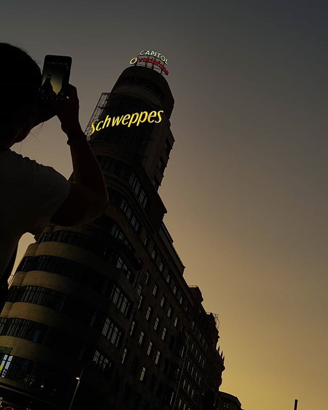 chinivana's tweet photo. Noche madrileña 🌙

#madrid #españa #noche #verano #edificiocarrion #eldiadelabestia #cine #schweppes #night #summer #spain🇪🇸 https://t.co/vFNzbuLdoz https://t.co/xEoD7IOvVb