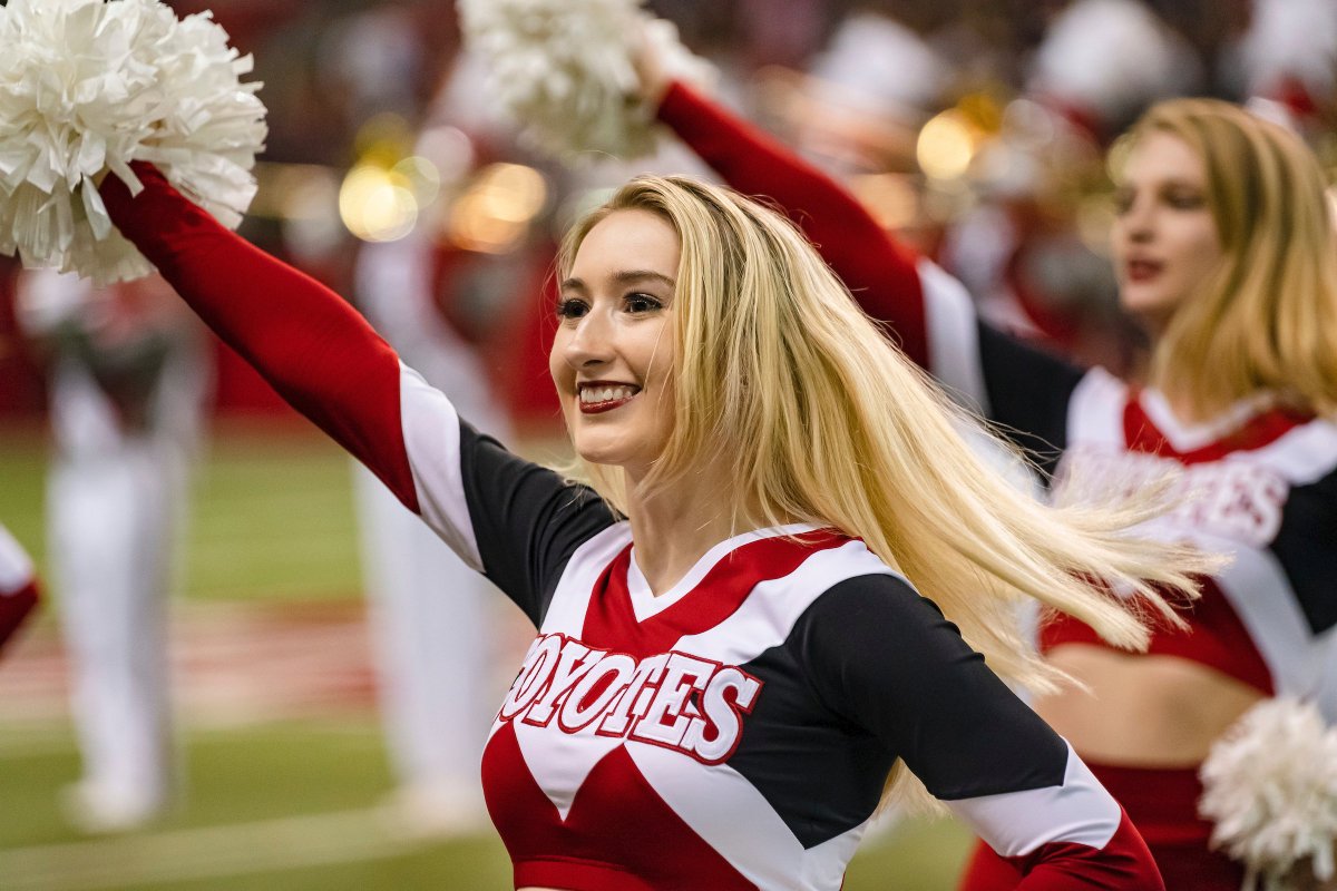 🚨 The first Coyote Report is Monday at 6:30 pm at Old Lumber Company. Guest list includes coaches Nielson, Schlafke, &amp; Johansen.

ALSO... this first show includes FREE appetizers while they last starting at 5:30 pm.

📰: yote.us/2KSJikS

#WeAreSouthDakota | #GoYotes 🐾